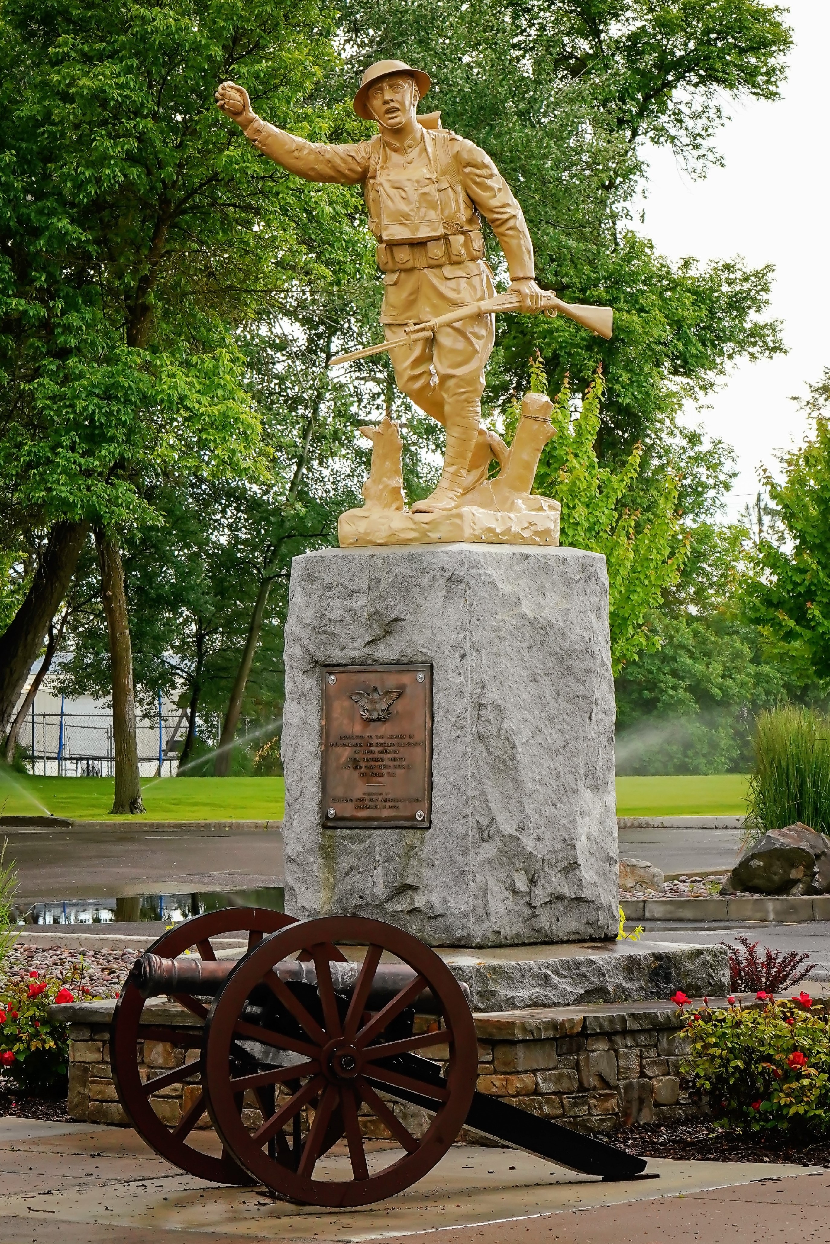 A picture of a golden veteran’s statute